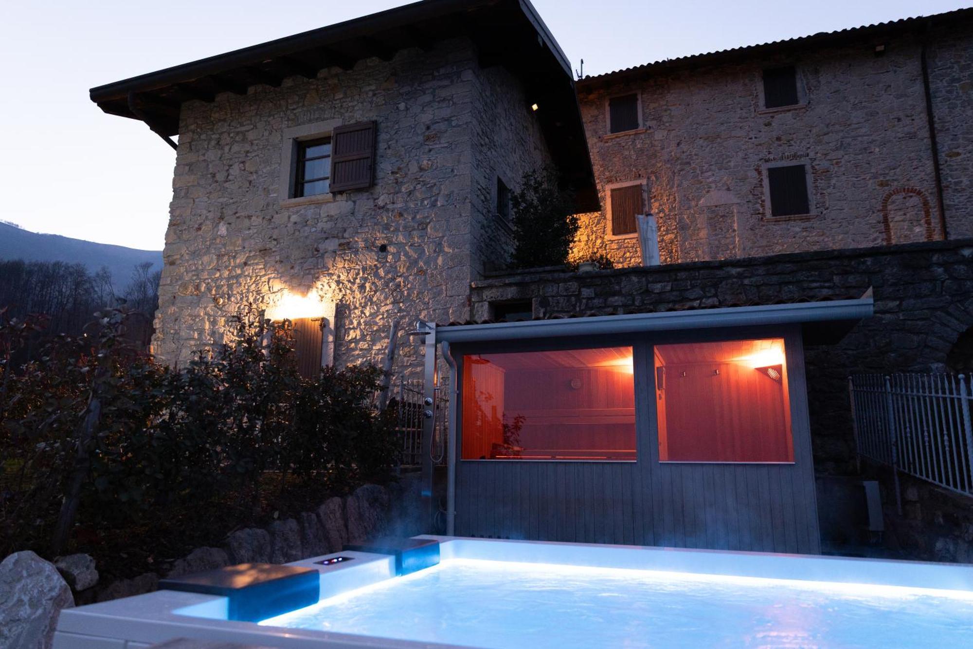 Ca' Baetti L'Antico Borgo Bed & Breakfast Roncola Bagian luar foto