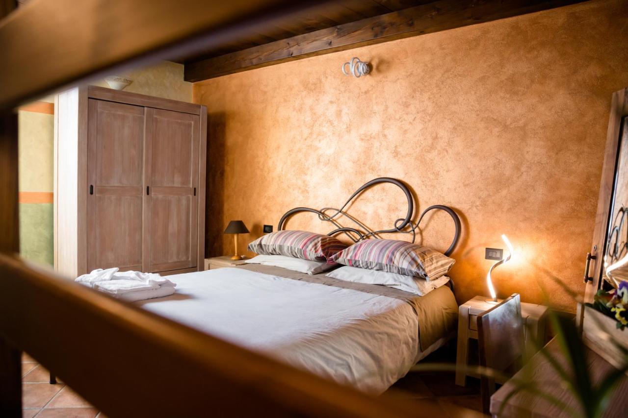 Ca' Baetti L'Antico Borgo Bed & Breakfast Roncola Bagian luar foto